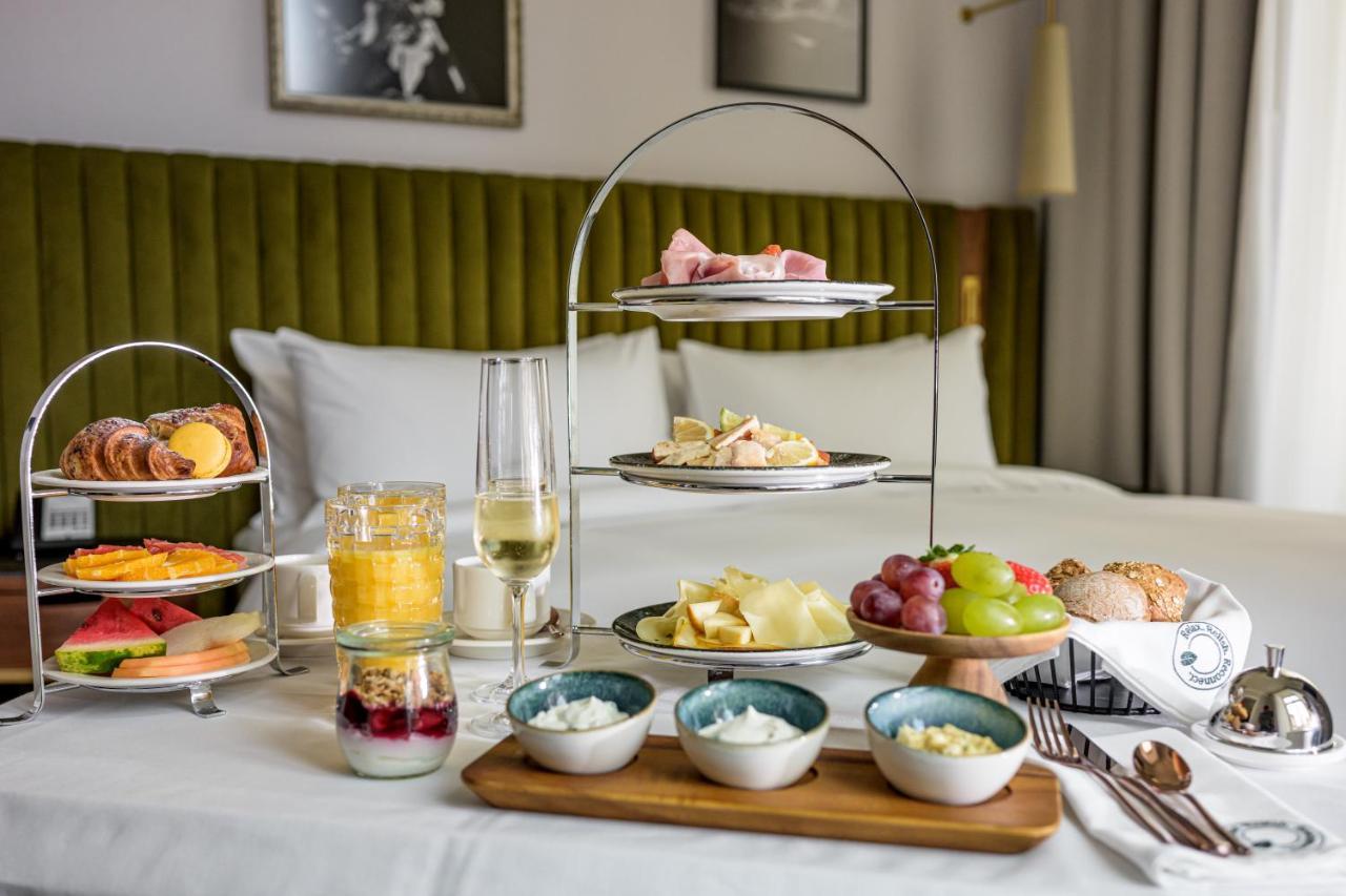Hotel Saski Krakow Curio Collection By Hilton エクステリア 写真 A breakfast tray
